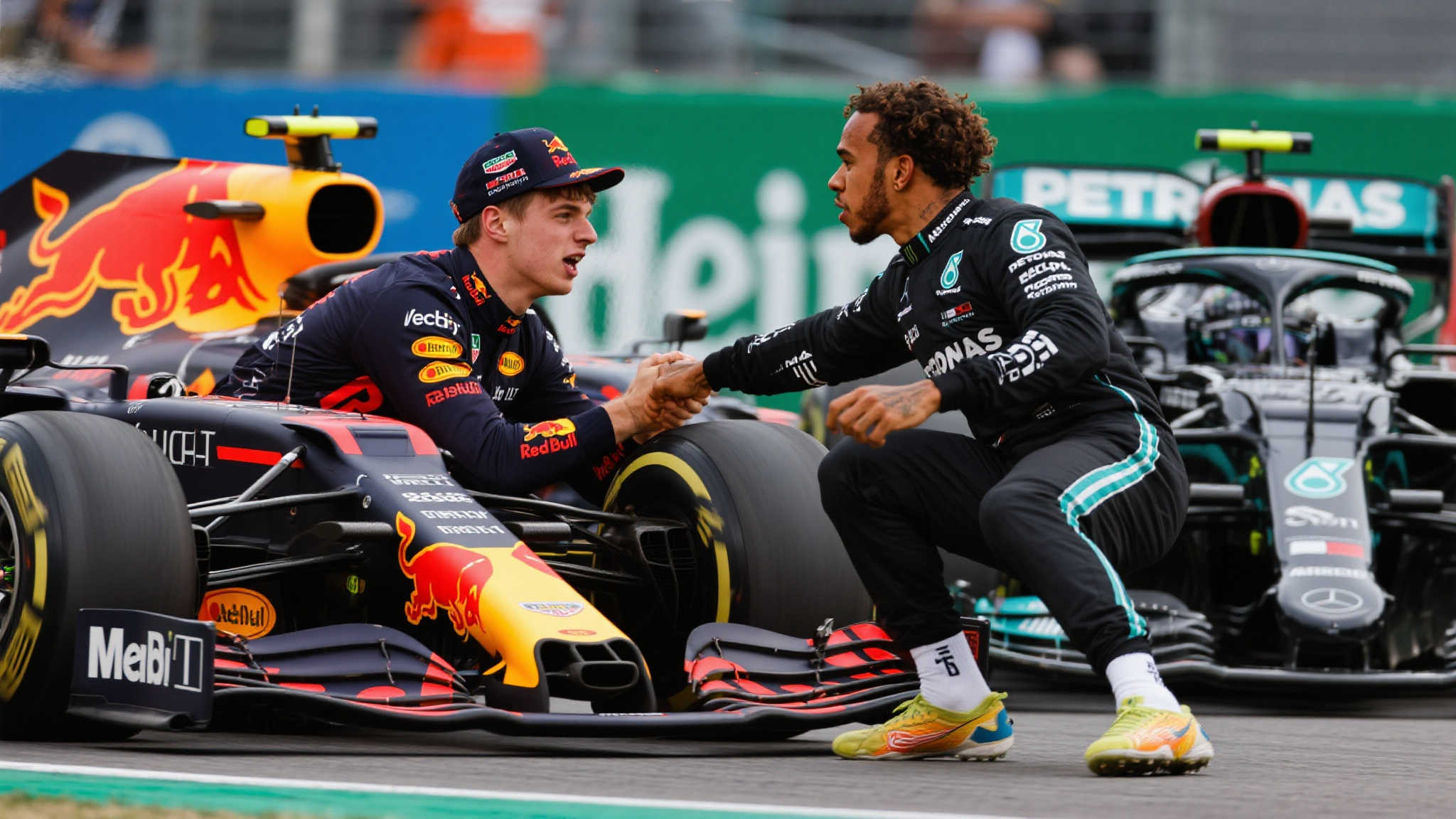 面对面较量是赛车运动中的常见现象，而当顶尖车手如维